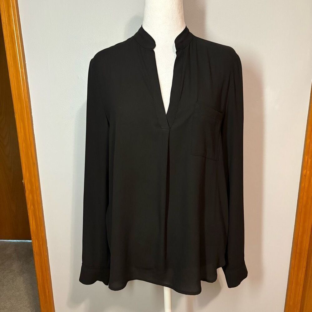 Ro & De v-neck black flowy lightweight blouse size M